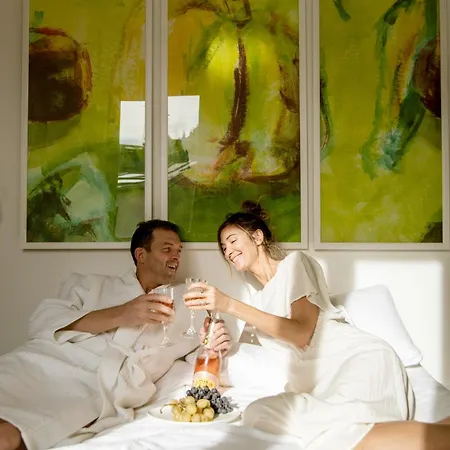 Bed & Breakfast Montmartre Romantic, - Paris